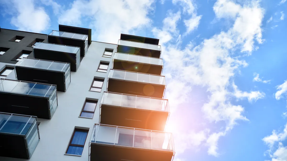 Detailaufnahme der Fassade eines modernen Wohngebäudes