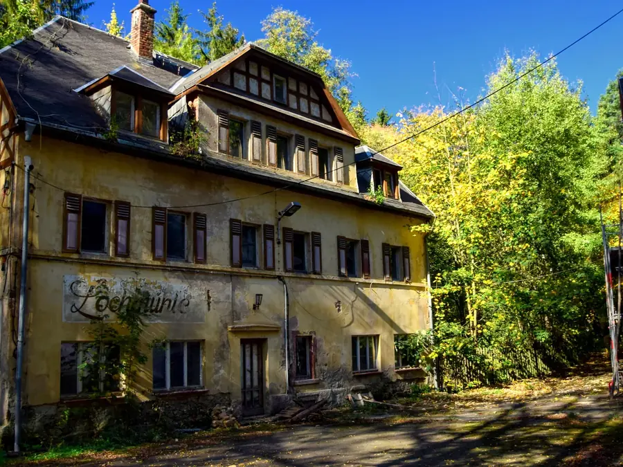 Hauptgebäude der Lochmühle im heutigen Zustand, mit historischem Schriftzug an der Fassade