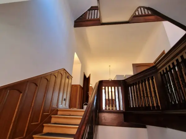 Sanierte Büroetage im Altbau mit Holztreppe und Wandvertäfelung — Bild 1