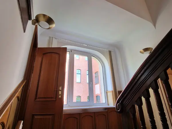 Sanierte Büroetage im Altbau mit Holztreppe und Wandvertäfelung — Bild 2