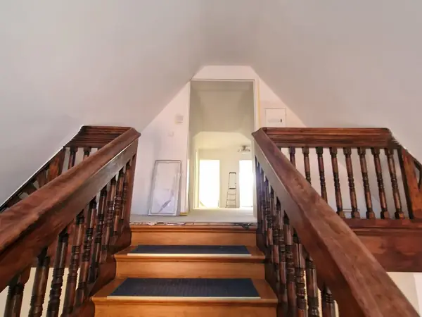 Sanierte Büroetage im Altbau mit Holztreppe und Wandvertäfelung — Bild 3