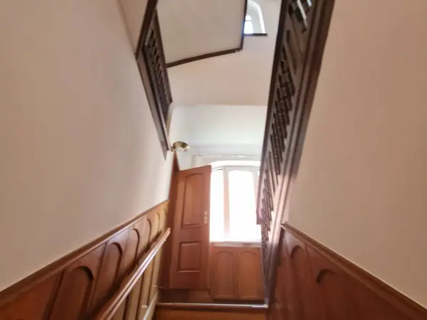Sanierte Büroetage im Altbau mit Holztreppe und Wandvertäfelung — Bild 5