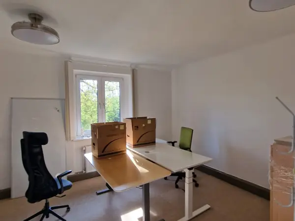 Sanierte Büroetage im Altbau mit Holztreppe und Wandvertäfelung — Bild 6