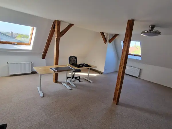 Sanierte Büroetage im Altbau mit Holztreppe und Wandvertäfelung — Bild 7