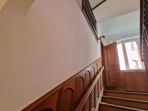 Sanierte Büroetage im Altbau mit Holztreppe und Wandvertäfelung — Bild 8