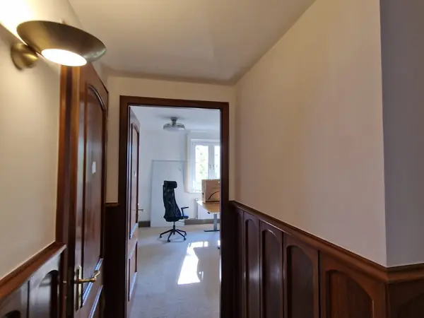 Sanierte Büroetage im Altbau mit Holztreppe und Wandvertäfelung — Bild 9