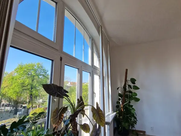 Sanierte Büroetage im Altbau mit Holztreppe und Wandvertäfelung — Bild 10