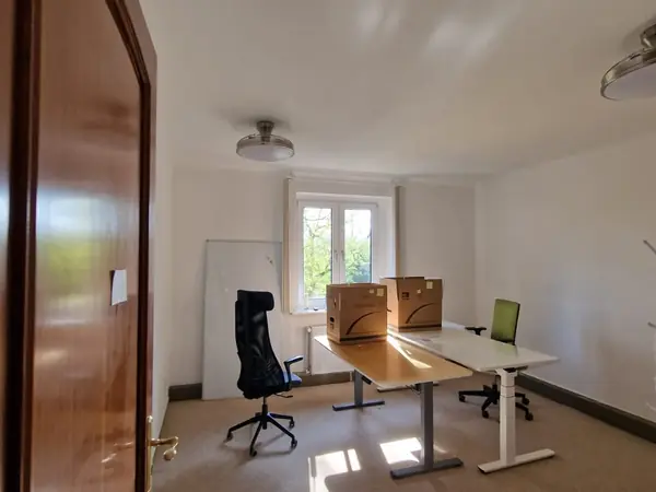 Sanierte Büroetage im Altbau mit Holztreppe und Wandvertäfelung — Bild 13