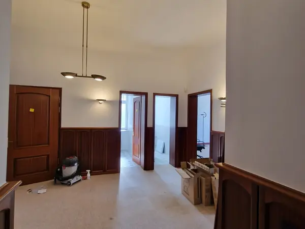 Sanierte Büroetage im Altbau mit Holztreppe und Wandvertäfelung — Bild 15