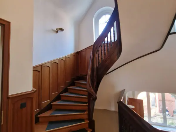 Sanierte Büroetage im Altbau mit Holztreppe und Wandvertäfelung — Bild 17