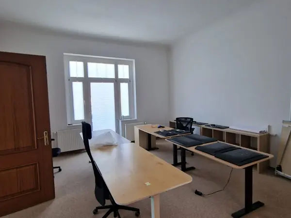 Sanierte Büroetage im Altbau mit Holztreppe und Wandvertäfelung — Bild 18