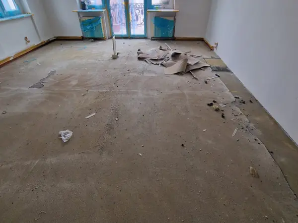 Altbau während des Rückbaus, Estrich und Rohwände sichtbar — Bild 2