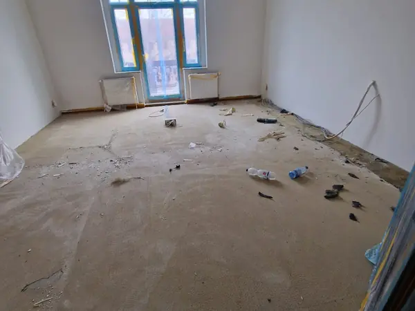 Altbau während des Rückbaus, Estrich und Rohwände sichtbar — Bild 3