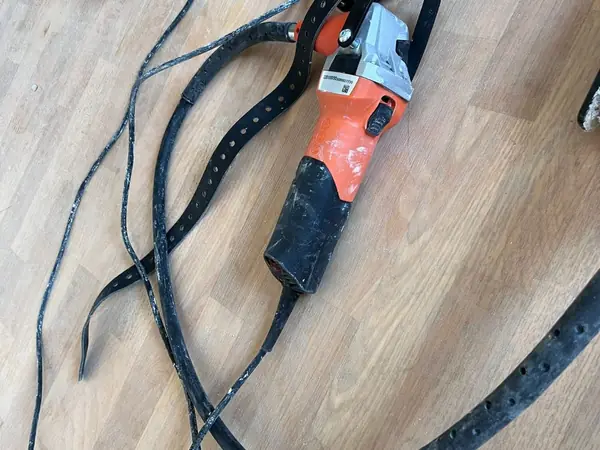 Altbau während des Rückbaus, Estrich und Rohwände sichtbar — Bild 5