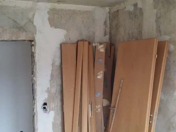 Altbau während des Rückbaus, Estrich und Rohwände sichtbar — Bild 9