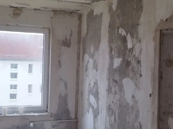 Altbau während des Rückbaus, Estrich und Rohwände sichtbar — Bild 10