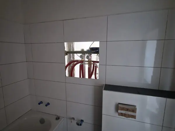 Badsanierung im Rohbauzustand mit gesetzter Wanne und Wandfliesen — Bild 2