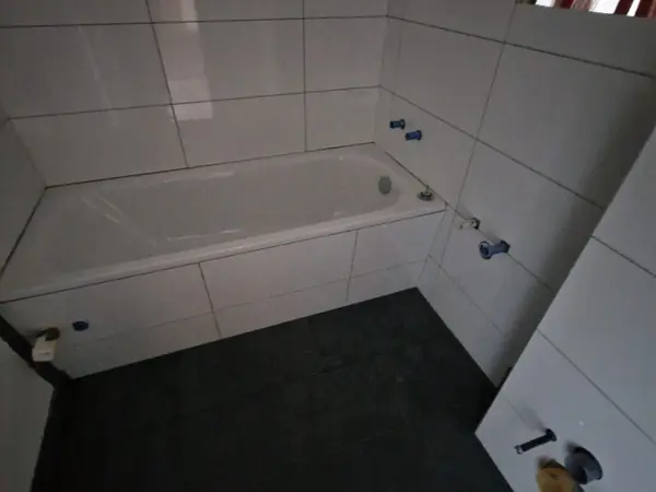 Badsanierung im Rohbauzustand mit gesetzter Wanne und Wandfliesen — Bild 3