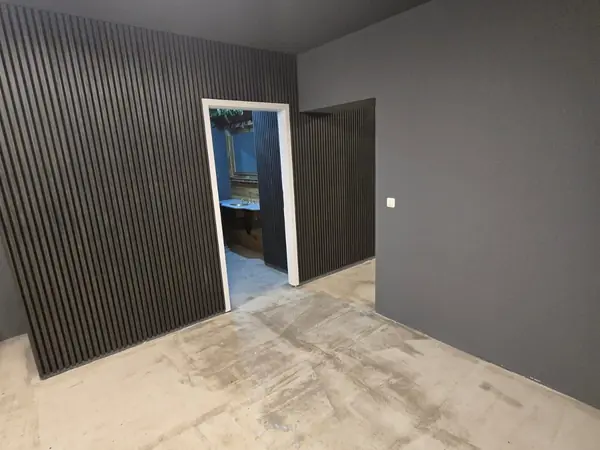 Gewerbefläche nach dem Innenausbau mit dunkler Lamellenwand — Bild 5