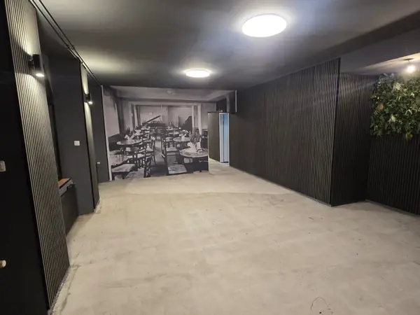 Gewerbefläche nach dem Innenausbau mit dunkler Lamellenwand — Bild 6