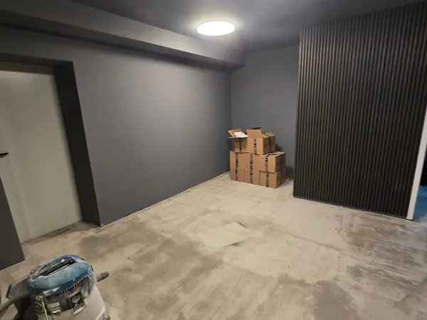 Gewerbefläche nach dem Innenausbau mit dunkler Lamellenwand — Bild 7