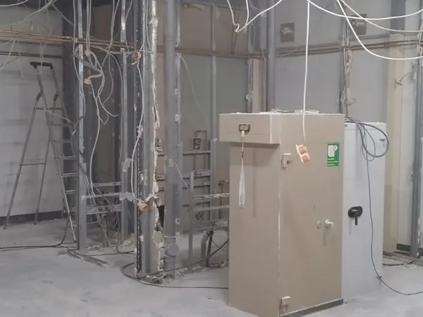 Gewerbefläche vor dem Umbau, Rückbau bis auf den Rohbau — Bild 7