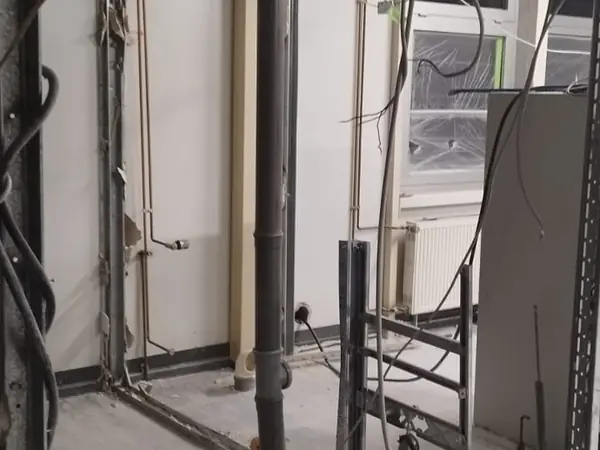 Gewerbefläche vor dem Umbau, Rückbau bis auf den Rohbau — Bild 8