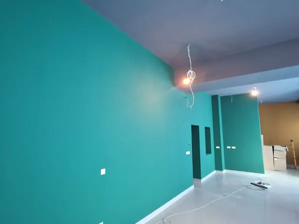 Innenausbau mit petrolfarbenem Wandkonzept und dunkler Decke — Bild 1