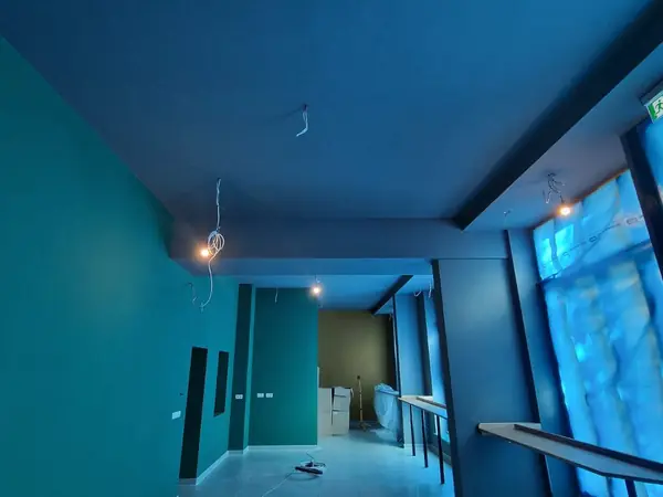 Innenausbau mit petrolfarbenem Wandkonzept und dunkler Decke — Bild 3