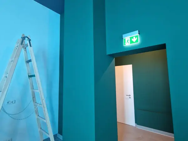 Innenausbau mit petrolfarbenem Wandkonzept und dunkler Decke — Bild 4