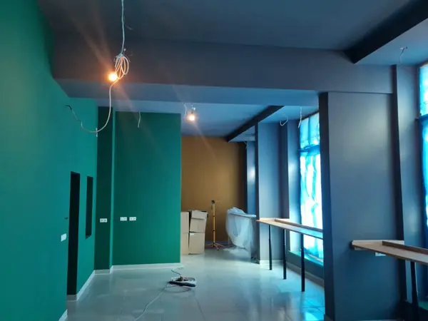 Innenausbau mit petrolfarbenem Wandkonzept und dunkler Decke — Bild 7