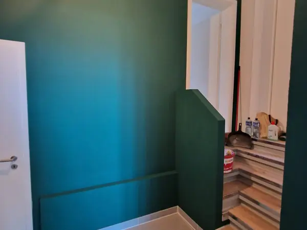 Innenausbau mit petrolfarbenem Wandkonzept und dunkler Decke — Bild 8