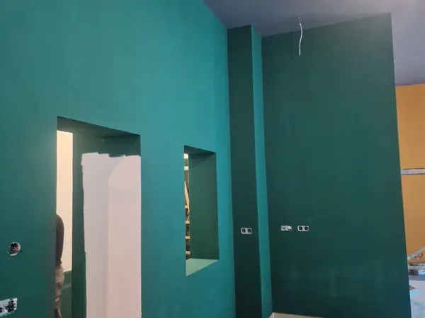 Innenausbau mit petrolfarbenem Wandkonzept und dunkler Decke — Bild 9