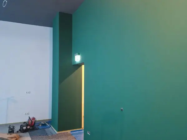 Innenausbau mit petrolfarbenem Wandkonzept und dunkler Decke — Bild 10