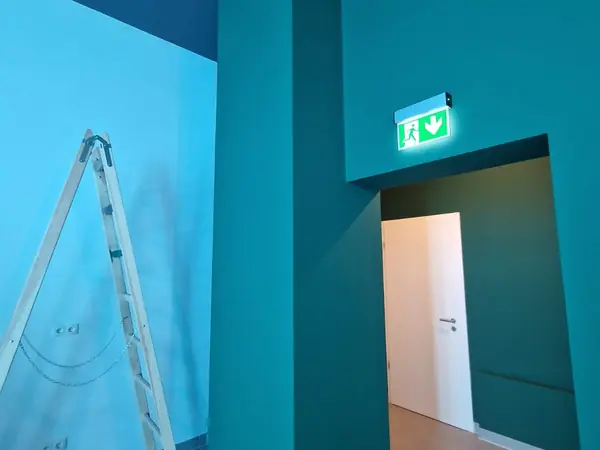 Innenausbau mit petrolfarbenem Wandkonzept und dunkler Decke — Bild 11
