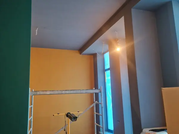 Innenausbau mit petrolfarbenem Wandkonzept und dunkler Decke — Bild 12