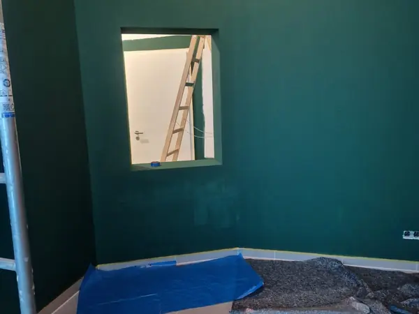 Innenausbau mit petrolfarbenem Wandkonzept und dunkler Decke — Bild 13