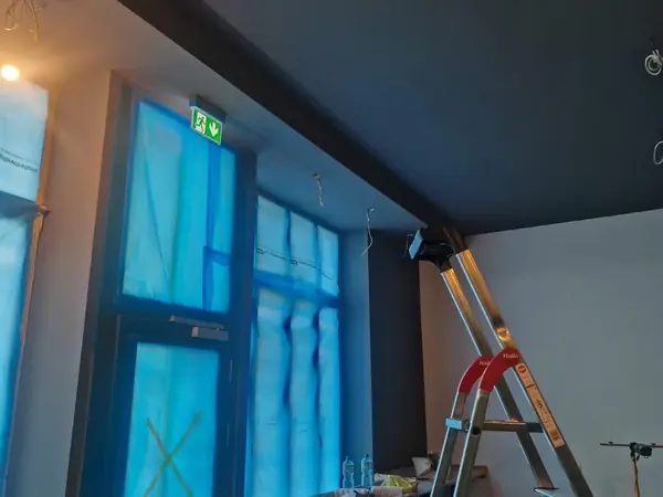 Innenausbau mit petrolfarbenem Wandkonzept und dunkler Decke — Bild 14