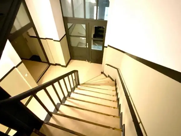 Saniertes Treppenhaus mit Metallgeländer und neuem Anstrich — Bild 1