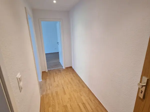 Sanierte Wohnung mit Eichenboden und anthrazitfarbenen Fliesen — Bild 2