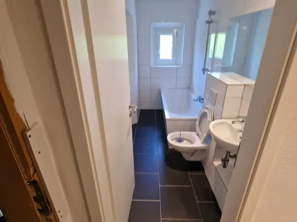 Sanierte Wohnung mit Eichenboden und anthrazitfarbenen Fliesen — Bild 3