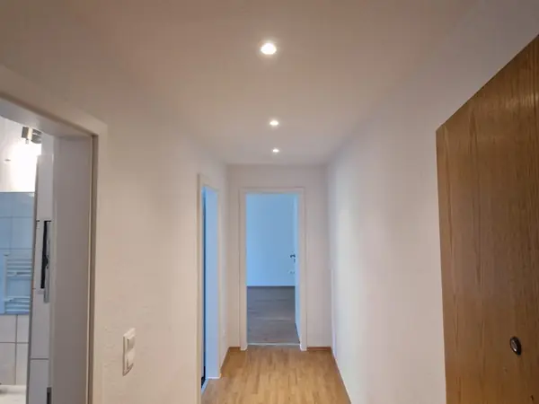 Sanierte Wohnung mit Eichenboden und anthrazitfarbenen Fliesen — Bild 4