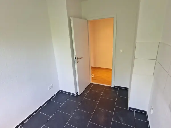 Sanierte Wohnung mit Eichenboden und anthrazitfarbenen Fliesen — Bild 5
