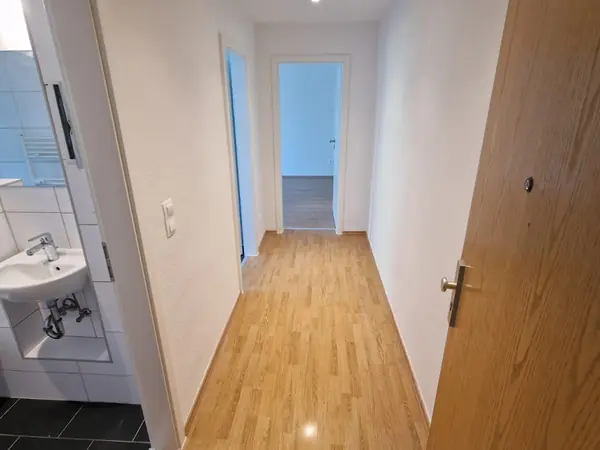 Sanierte Wohnung mit Eichenboden und anthrazitfarbenen Fliesen — Bild 6