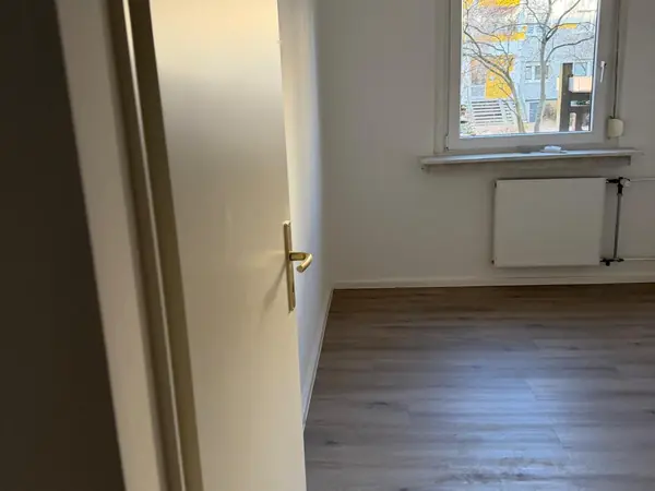 Sanierte Wohnung mit bodengleicher Dusche und neuem Bodenbelag — Bild 2