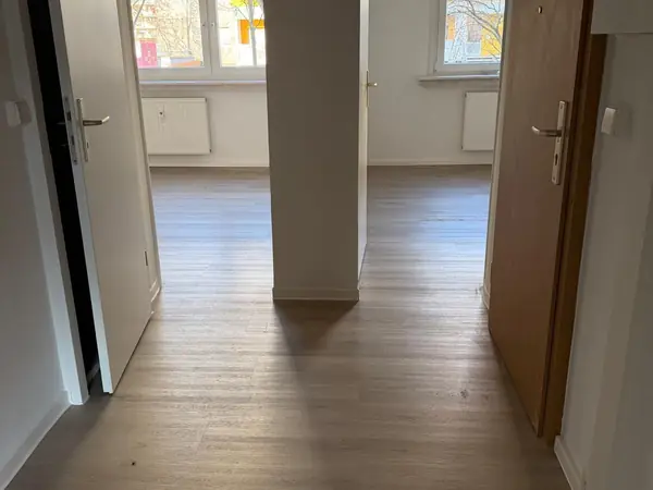 Sanierte Wohnung mit bodengleicher Dusche und neuem Bodenbelag — Bild 3