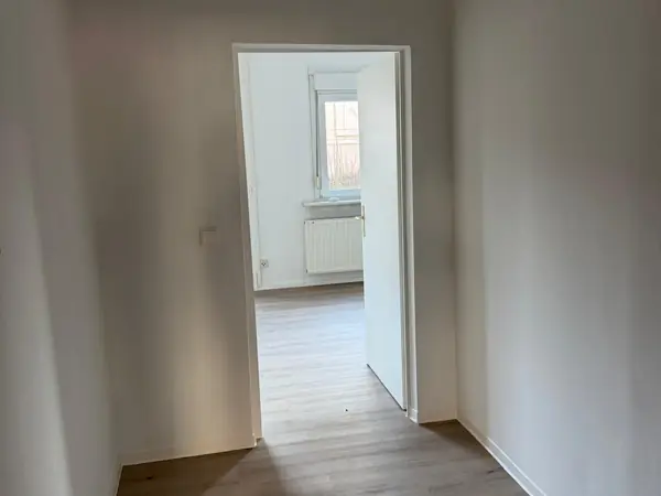 Sanierte Wohnung mit bodengleicher Dusche und neuem Bodenbelag — Bild 6
