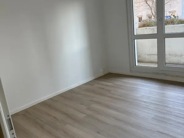Sanierte Wohnung mit bodengleicher Dusche und neuem Bodenbelag — Bild 9