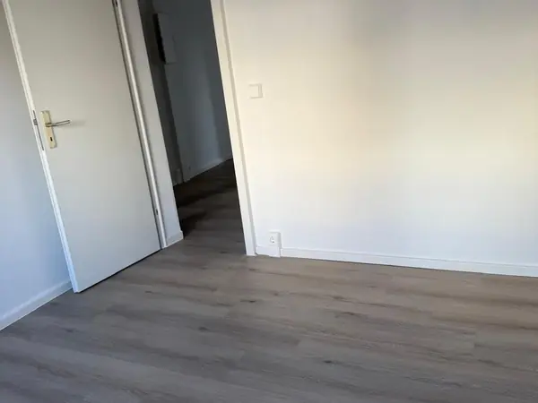 Sanierte Wohnung mit bodengleicher Dusche und neuem Bodenbelag — Bild 10