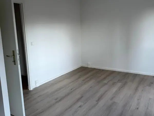 Sanierte Wohnung mit bodengleicher Dusche und neuem Bodenbelag — Bild 11